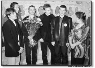 Выпускники 2002-го года второй губкинской школы, а ныне студенты российских вузов на вечере встречи. 